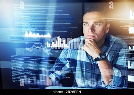 Programmatore, ologramma e uomo con focus, cyber sicurezza e analisi dei dati con codifica, informazioni sul sito web o futuristici. Persona di sesso maschile, dipendente o. Foto Stock