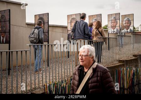 Johannesburg, Sudafrica. 17th maggio, 2023. La gente visita il Museo dell'Apartheid a Johannesburg, Sud Africa, 17 maggio 2023. Il Museo dell'Apartheid, inaugurato nel 2001, illustra l'ascesa e la caduta dell'apartheid in Sudafrica. Credit: Shiraaz Mohamed/Xinhua/Alamy Live News Foto Stock