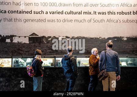 Johannesburg, Sudafrica. 17th maggio, 2023. La gente visita il Museo dell'Apartheid a Johannesburg, Sud Africa, 17 maggio 2023. Il Museo dell'Apartheid, inaugurato nel 2001, illustra l'ascesa e la caduta dell'apartheid in Sudafrica. Credit: Shiraaz Mohamed/Xinhua/Alamy Live News Foto Stock