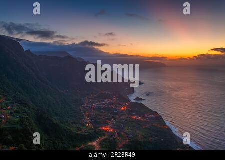 Vista da Miradouro da Beira da Quinta su Arco de Sao Jorge, paesaggio serale della città sull'isola di Madeira Foto Stock