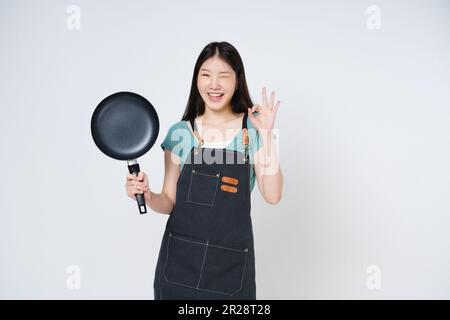 Proprietario del ristorante pmi donna con segno OK e teglia isolata su sfondo bianco. Foto Stock