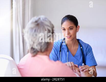 Comfort, assistenza sanitaria e assistenza con paziente anziano che spiega la diagnosi dopo la consultazione. Medico, sostegno e volontariato femminile infermiera dare Foto Stock