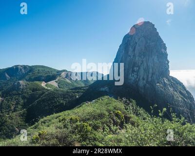 Vista panoramica dal Mirador de Roque Agando massiccia formazione di rocce vulcaniche Roque de Agando nel Parco Nazionale di Garajonay a la Gomera, Isole Canarie Foto Stock