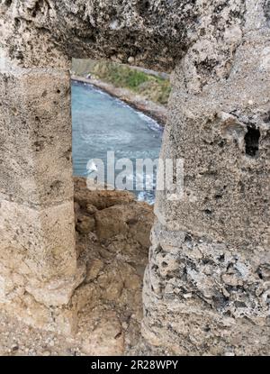 Mar Mediterraneo attraverso il castello di Kyrenia a Kyrenia, Cipro del Nord Foto Stock