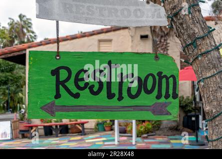 Cartello dei servizi igienici dipinti a mano nel parco Foto Stock