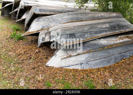 Barche impilate al Lago Casitas, Ventura, California Foto Stock