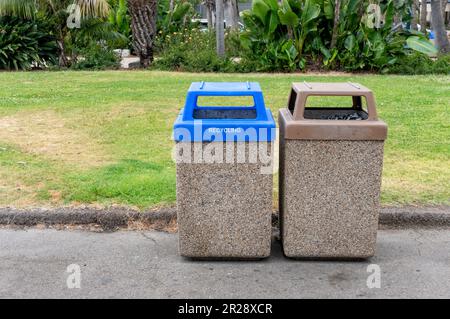 Cestini quadrati per il riciclo di cemento e rifiuti con coperchio in plastica nel parco Foto Stock