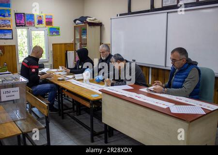 Bolu, Turchia. 14th maggio, 2023. I funzionari della stazione di scrutinio contano i voti in una stazione di scrutinio a Canip Baysal Highschool durante le elezioni generali della Turchia. (Credit Image: © Yusuf Belek/SOPA Images via ZUMA Press Wire) SOLO PER USO EDITORIALE! Non per USO commerciale! Foto Stock