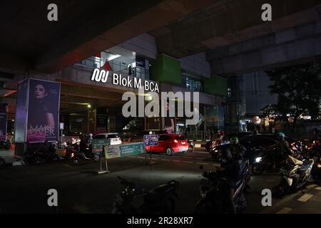 Il traffico scorre oltre la stazione MRT Block M BCA, Giacarta, Indonesia Foto Stock