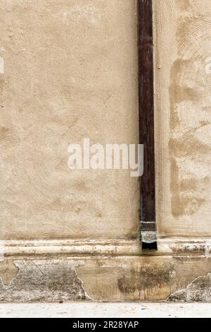 Vecchia grondaia sulla parete intemperiata Foto Stock