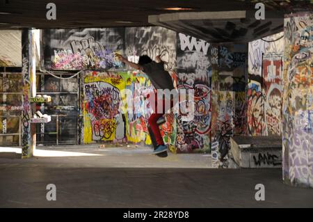 Skate-boarder in azione, Londra, Regno Unito. Foto Stock