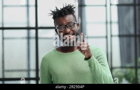 Ti scelgo uomo maturo sicuro che ti indica e sorridente Foto Stock