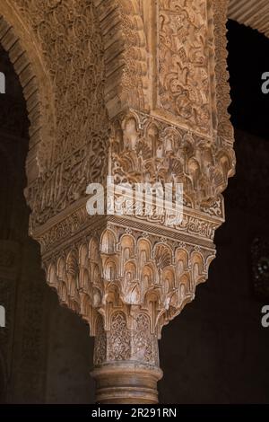 GRANADA, SPAGNA - 20 MAGGIO 2017: Questo è un frammento di architettura moresca nel disegno dell'arco e della capitale del pilastro del palazzo del Sultano. Foto Stock