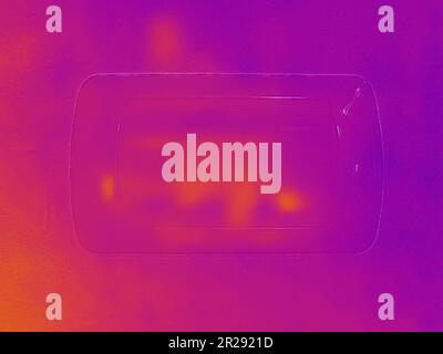 Immagine termica di un interruttore luminoso catturato con una termocamera a infrarossi, che mostra le diverse temperature Foto Stock