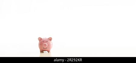 Un banco di piggy rosa è disposto sul tavolo. Il concetto per finanziario, il commercio, bancario, risparmi, prestito, investire, budget, conto, nessuno, nessuna gente. Copia Foto Stock