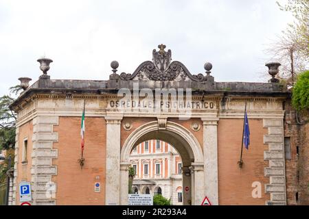 Siena, Italia - Apr 7, 2022: Vista esterna di Palazzo San Niccolo, ex ospedale psichiatrico in via Roma. Il complesso è ora parte della città di Siena Foto Stock