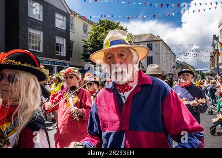 Musicisti maturi nella banda di Gologan nella processione del Mazey Day parte del Festival di Gologan in Cornovaglia in Inghilterra nel Regno Unito. Foto Stock