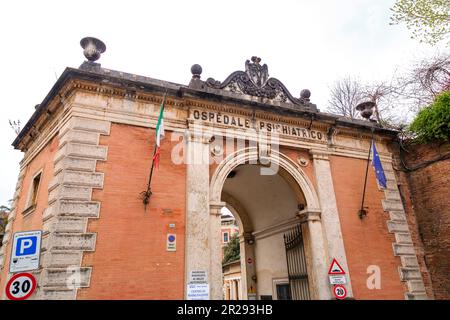 Siena, Italia - Apr 7, 2022: Vista esterna di Palazzo San Niccolo, ex ospedale psichiatrico in via Roma. Il complesso è ora parte della città di Siena Foto Stock