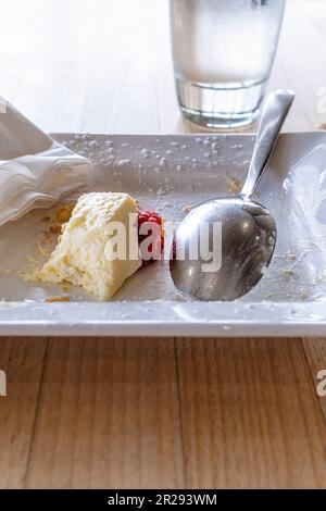 I resti di un dessert su un piatto in un ristorante. Foto Stock