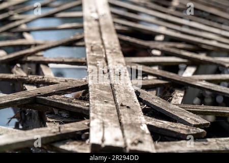 Dettaglio della vecchia struttura del tetto in legno Foto Stock