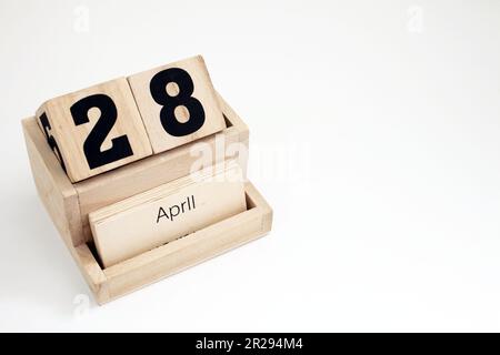 Calendario perpetuo in legno che mostra il 28th aprile Foto Stock