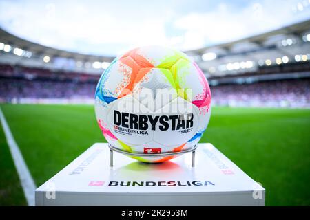 Stoccarda, Germania. 14th maggio, 2023. Calcio: Bundesliga, VfB Stuttgart - Bayer Leverkusen, giorno 32, Mercedes-Benz Arena. La palla ufficiale della stagione 2022/2023 di Derbystar è in mostra nella Mercedes-Benz Arena prima della partita. Credit: Tom Weller/dpa/Alamy Live News Foto Stock