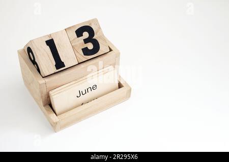 Calendario perpetuo in legno che mostra il 13th giugno Foto Stock