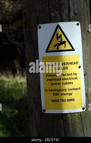Pericolo cavi aerei a pesca su River Wey Navigations Surrey Inghilterra Foto Stock