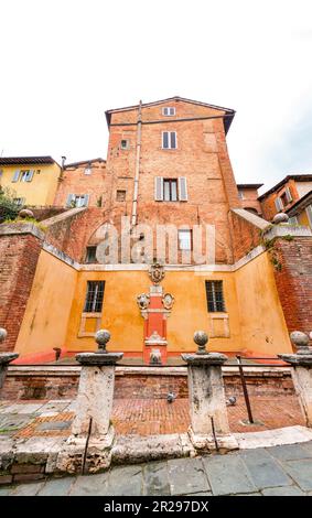 Siena, Italia - Apr 7, 2022: La Fontana di San Maurizio , detta anche Samoreci , è una fontana medievale pubblica di Siena , in Toscana . Foto Stock