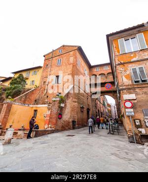 Siena, Italia - Apr 7, 2022: La Fontana di San Maurizio , detta anche Samoreci , è una fontana medievale pubblica di Siena , in Toscana . Foto Stock