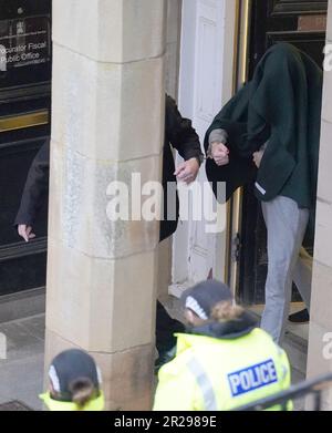 Foto precedentemente non pubblicata datata 09/02/23 di Andrew Miller (coperto) guidato da Selkirk Sheriff Court a seguito di un'audizione precedente. Miller, 53 anni, ha ammesso il rapimento di una bambina anziana della scuola elementare vestita da donna prima di assalirla sessualmente più volte per più di 24 ore. Data di emissione: Giovedì 18 maggio 2023. Foto Stock