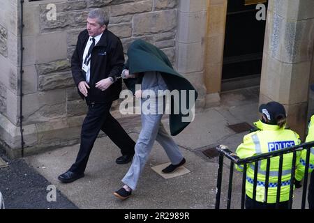 Foto precedentemente non pubblicata datata 09/02/23 di Andrew Miller (coperto) guidato da Selkirk Sheriff Court a seguito di un'audizione precedente. Miller, 53 anni, ha ammesso il rapimento di una bambina anziana della scuola elementare vestita da donna prima di assalirla sessualmente più volte per più di 24 ore. Data di emissione: Giovedì 18 maggio 2023. Foto Stock