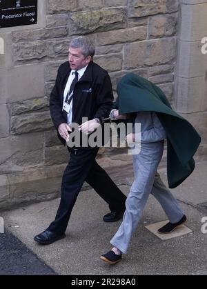 Foto precedentemente non pubblicata datata 09/02/23 di Andrew Miller (coperto) guidato da Selkirk Sheriff Court a seguito di un'audizione precedente. Miller, 53 anni, ha ammesso il rapimento di una bambina anziana della scuola elementare vestita da donna prima di assalirla sessualmente più volte per più di 24 ore. Data di emissione: Giovedì 18 maggio 2023. Foto Stock