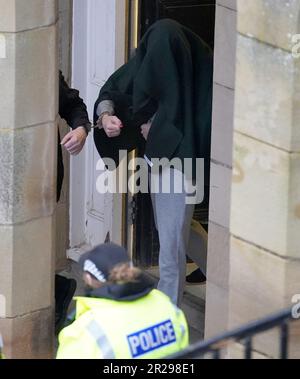 Foto precedentemente non pubblicata datata 09/02/23 di Andrew Miller (coperto) guidato da Selkirk Sheriff Court a seguito di un'audizione precedente. Miller, 53 anni, ha ammesso il rapimento di una bambina anziana della scuola elementare vestita da donna prima di assalirla sessualmente più volte per più di 24 ore. Data di emissione: Giovedì 18 maggio 2023. Foto Stock