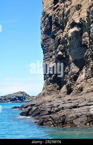 Vista laterale di Cerro Brujo, dal mare. Oceano Pacifico. Isola di San Cristobal. Isole Galapagos, Ecuador Foto Stock