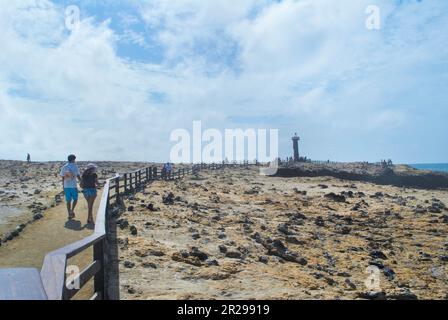 Montagne rocciose in spiaggia. Faro. La Chocolatera. Spiaggia di Salinas. Provincia di Santa Elena, Ecuador. Foto Stock