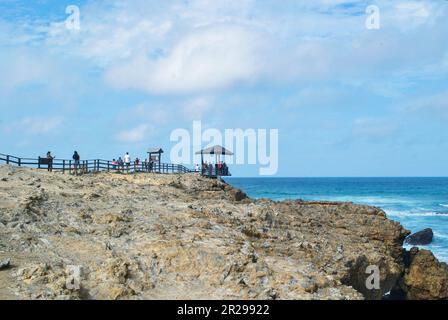 Montagne rocciose in spiaggia. La Chocolatera. Spiaggia di Salinas. Provincia di Santa Elena, Ecuador. Foto Stock