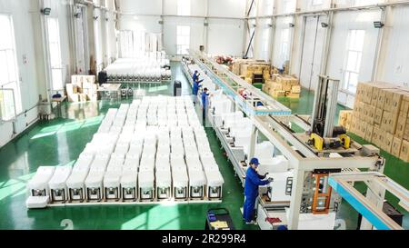 ZHANGYE, CINA - 18 MAGGIO 2023 - gli operai assemblano 4.000 bagni ecologici intelligenti del motore biologico ordinati dai clienti alla linea di produzione di Zhang Foto Stock