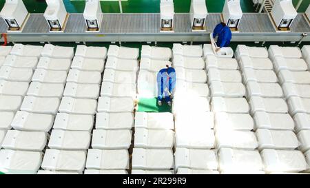 ZHANGYE, CINA - 18 MAGGIO 2023 - Workers Pack motore biologico Smart WC ecologici per la consegna presso la linea di produzione di Zhangye Lanbiao Biotech Foto Stock