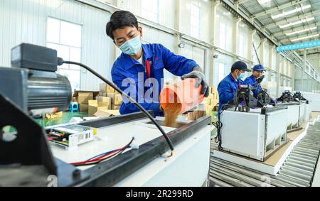 ZHANGYE, CINA - 18 MAGGIO 2023 - gli operai assemblano 4.000 bagni ecologici intelligenti del motore biologico ordinati dai clienti alla linea di produzione di Zhang Foto Stock