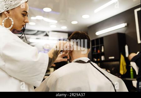 Taglio di capelli da uomo in barbiere. Salone di parrucchiere uomo. Barbiere. Foto Stock