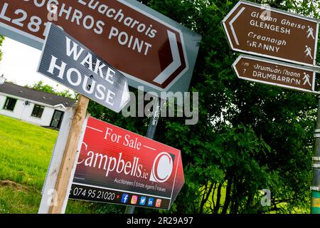 Wake House segno tra le altre indicazioni stradali ad Ardara, Contea di Donegal, Irlanda Foto Stock