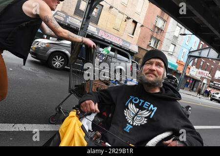 Philadelphia, Stati Uniti. 01st maggio, 2023. Philadelphia, Pennsylvania, settembre 2023. Migliaia di dipendenti sono bloccati a Kensington Avenue. Ogni giorno, 4, 5 persone muoiono ogni giorno per sovradosaggio. La zona e gli abitanti sembrano essere ceduto dalle autorità.in un nuovo sviluppo, il tranquillante xilazina è aggiunto al fentanil in per rendere il fentanil alto più liscio. Si chiama tranq dope. Il tranq tuttavia causa le ferite e le ulcere nel bodytissue (Photo by Teun Voeten/Sipa USA) Credit: Sipa USA/Alamy Live News Foto Stock