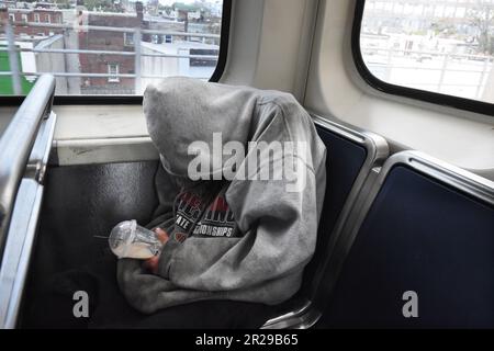 Philadelphia, Stati Uniti. 01st maggio, 2023. Philadelphia, Pennsylvania, settembre 2023. Migliaia di dipendenti sono bloccati a Kensington Avenue. Ogni giorno, 4, 5 persone muoiono ogni giorno per sovradosaggio. La zona e gli abitanti sembrano essere ceduto dalle autorità.in un nuovo sviluppo, il tranquillante xilazina è aggiunto al fentanil in per rendere il fentanil alto più liscio. Si chiama tranq dope. Il tranq tuttavia causa le ferite e le ulcere nel bodytissue (Photo by Teun Voeten/Sipa USA) Credit: Sipa USA/Alamy Live News Foto Stock