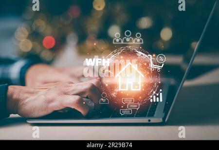 USA il laptop e tocca il globo virtuale con l'icona Home, le icone finanziarie la tecnologia del futuro, gli obiettivi aziendali, la comunicazione online, la schermata grafica icona di Foto Stock