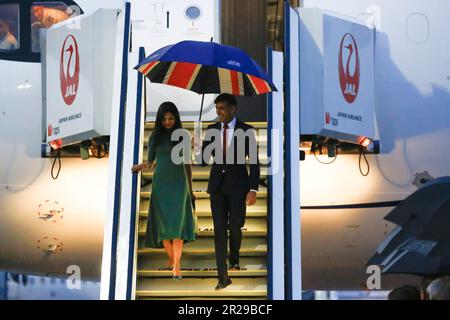 18 maggio 2023, Hiroshima, Giappone: Il primo ministro britannico Rishi Sunak (R) e sua moglie Akshata Murthy (L) arrivano in Giappone per assistere al vertice del G7 a Hiroshima City. La riunione annuale del G7 riunisce i leader dei paesi (Francia, Stati Uniti, Regno Unito, Germania, Giappone, Italia e Canada) e l’Unione europea (UE) per discutere le sfide importanti che la comunità internazionale sta affrontando, come l’economia globale, gli affari regionali e altre questioni. L'incontro del leader si svolge dal 19 al 21 maggio. (Credit Image: © Rodrigo Reyes Marin/ZUMA Press Wire/Alamy Live News) EDI Foto Stock