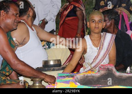 Cerimonia Upanayana sanskara in corso. Tradizionalmente, questo rituale era per i bambini di 7, 9 e 11 anni nell'Asia meridionale, ma ora è praticato per tutte le età. Foto Stock