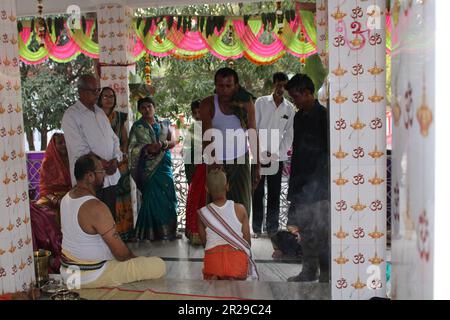 Cerimonia Upanayana sanskara in corso. Tradizionalmente, questo rituale era per i bambini di 7, 9 e 11 anni nell'Asia meridionale, ma ora è praticato per tutte le età. Foto Stock