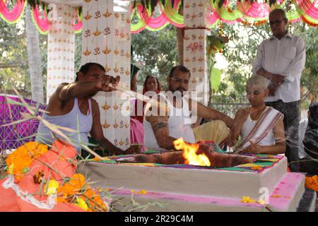 Cerimonia Upanayana sanskara in corso. Tradizionalmente, questo rituale era per i bambini di 7, 9 e 11 anni nell'Asia meridionale, ma ora è praticato per tutte le età. Foto Stock