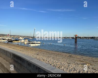 Stati Uniti. 07th Apr, 2023. Barche su acque calme vicino a South Bay Front, Balboa Island, Newport Beach, California, con una luce stradale, cielo nuvoloso, e le forme costiere sullo sfondo, 7 aprile 2023. (Foto di Smith Collection/Gado/Sipa USA) Credit: Sipa USA/Alamy Live News Foto Stock